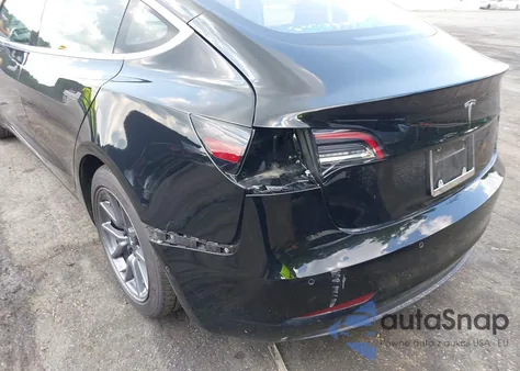 2018 Tesla Model 3 Long Range/Mid Range z USA, uszkodzony, nr VIN 5YJ3E1EA4JF166045